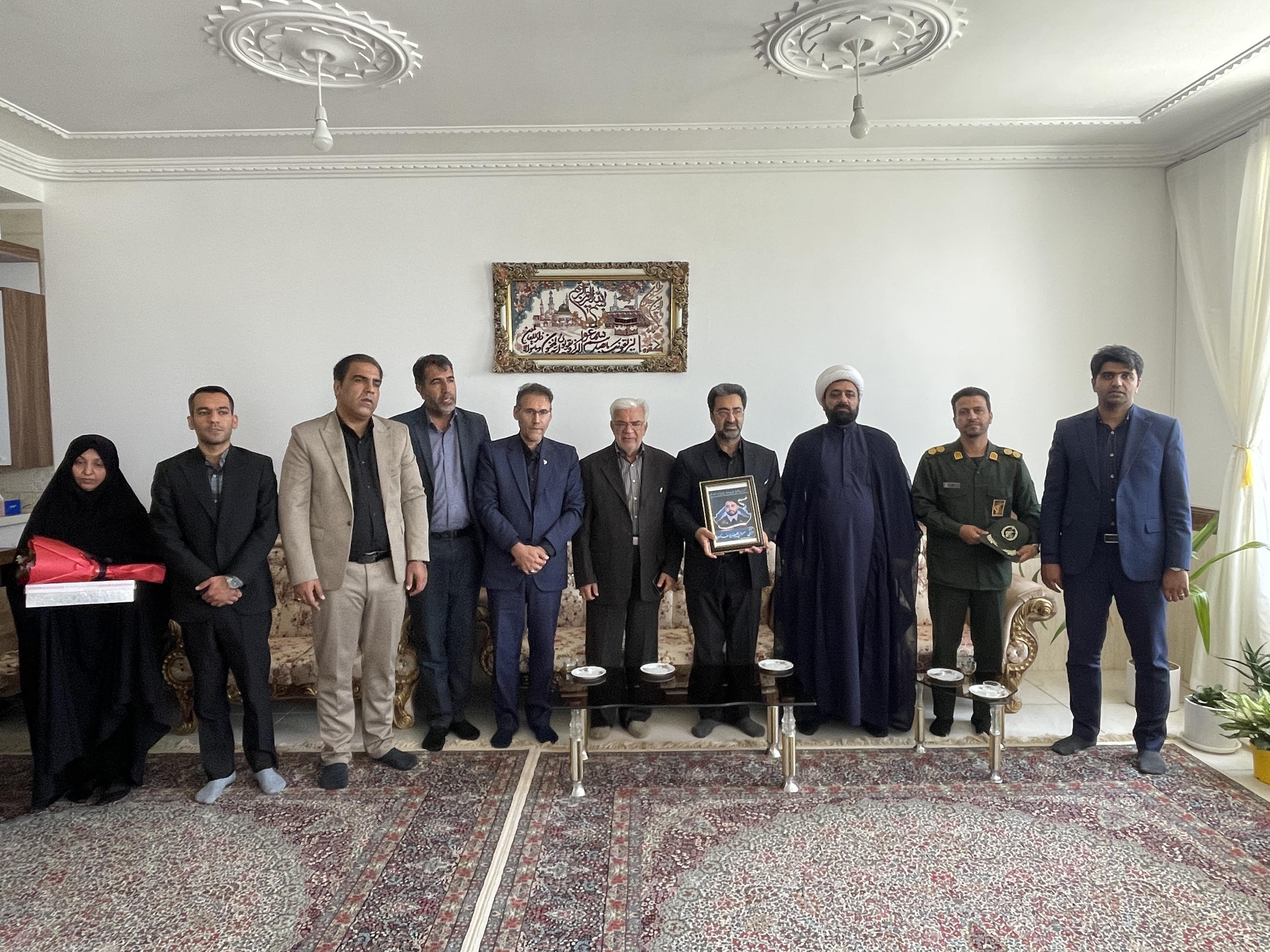 دیدار مدیر صندوق بازنشستگی کرمان با خانواده معظم شهید یوسف زاده